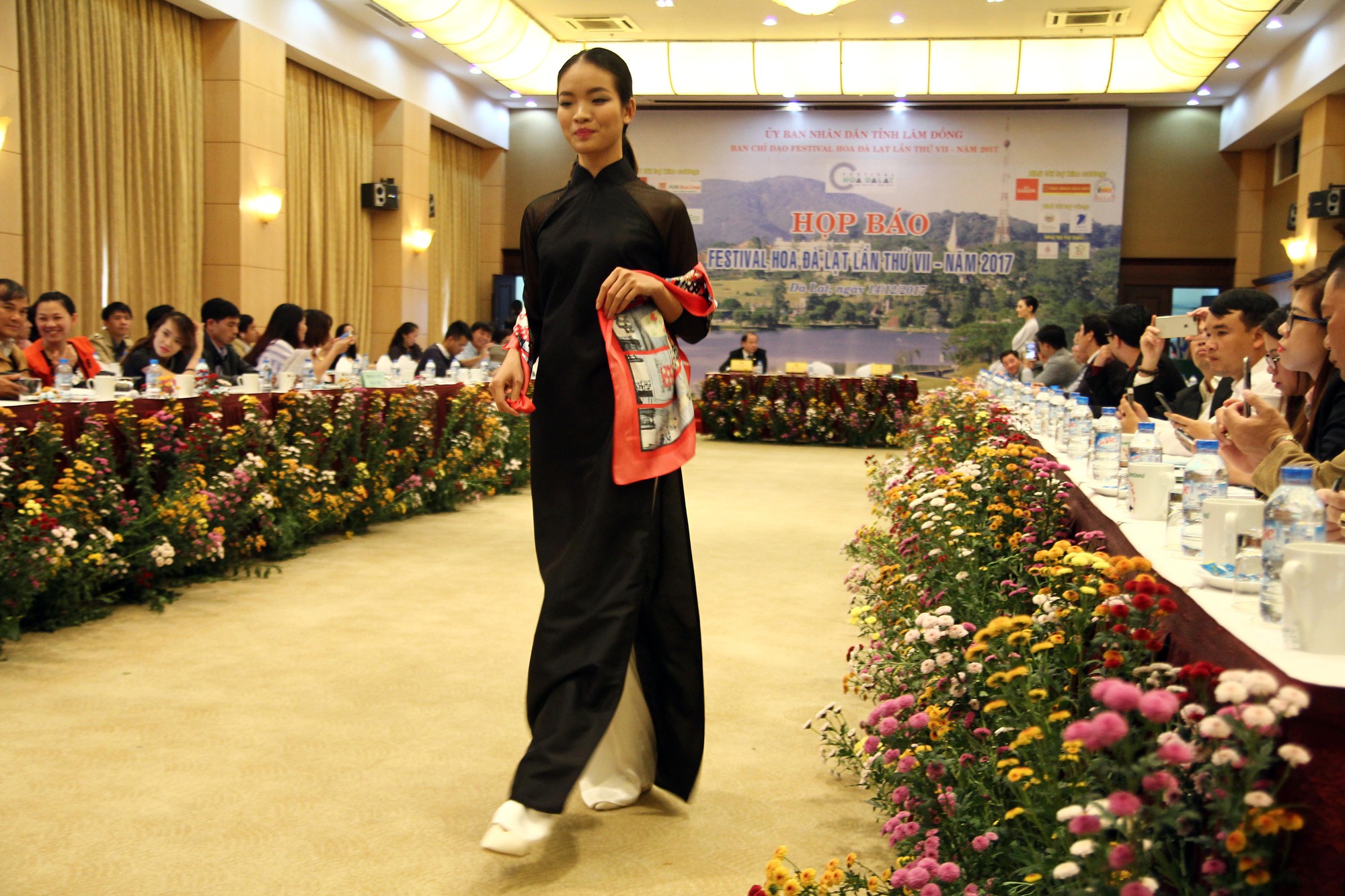 M&atilde;n nh&atilde;n với Tơ lụa Bảo Lộc trong Festival hoa Đ&agrave; Lạt 2017 - Ảnh 2.