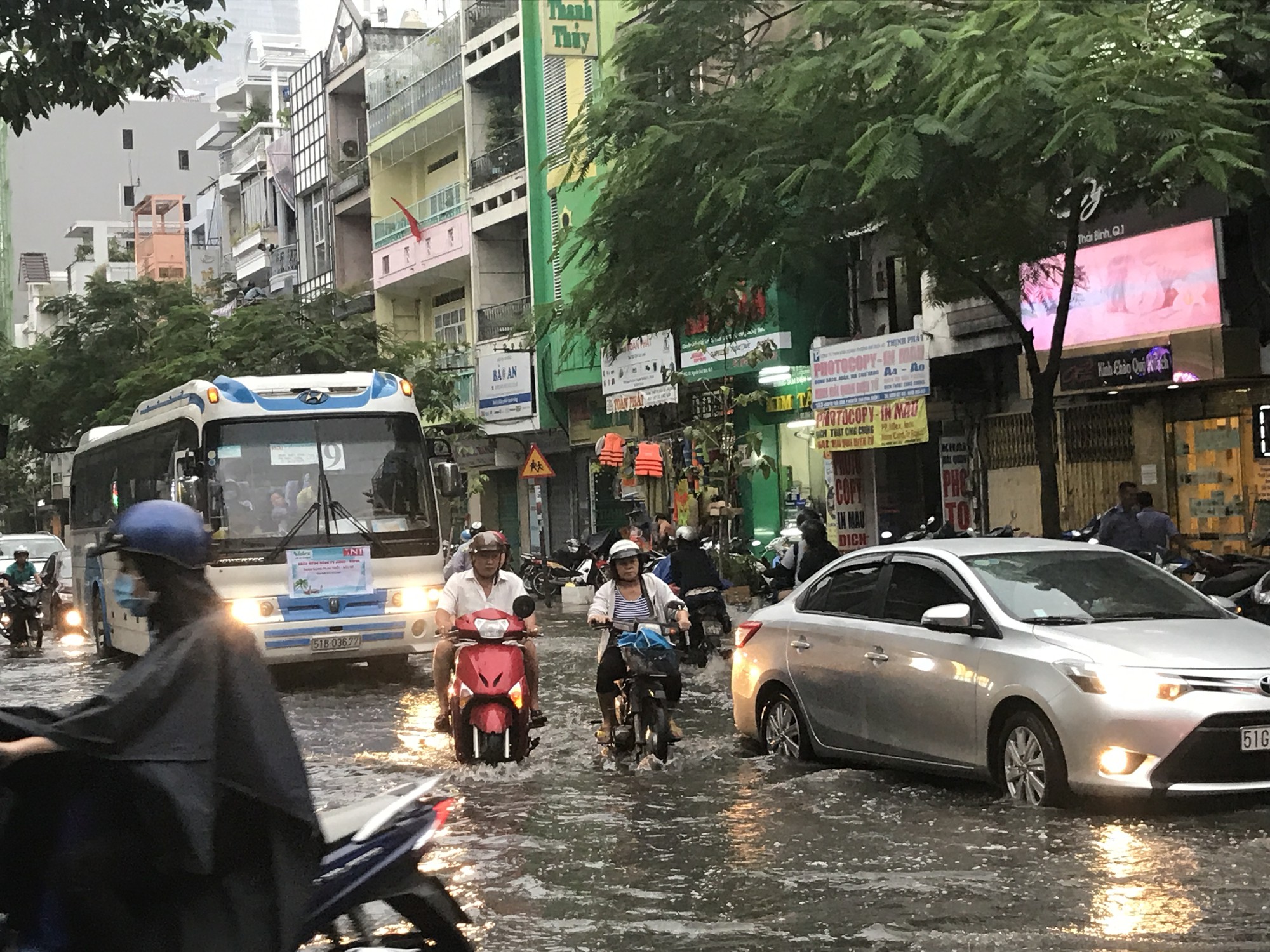 Triều cường tấn c&ocirc;ng v&agrave;o trung t&acirc;m TP HCM - Ảnh 11.