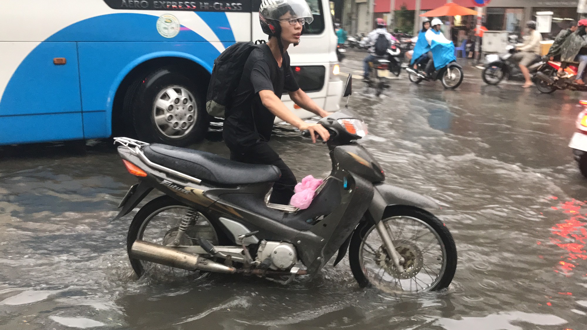 Triều cường tấn c&ocirc;ng v&agrave;o trung t&acirc;m TP HCM - Ảnh 9.