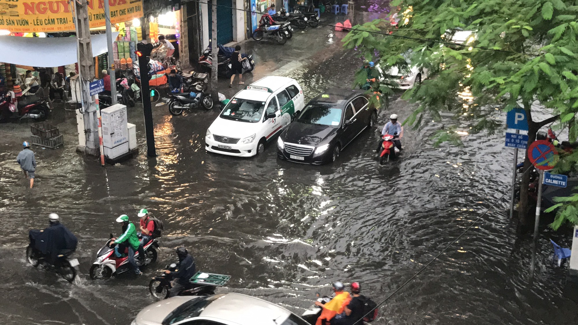 Triều cường tấn c&ocirc;ng v&agrave;o trung t&acirc;m TP HCM - Ảnh 10.