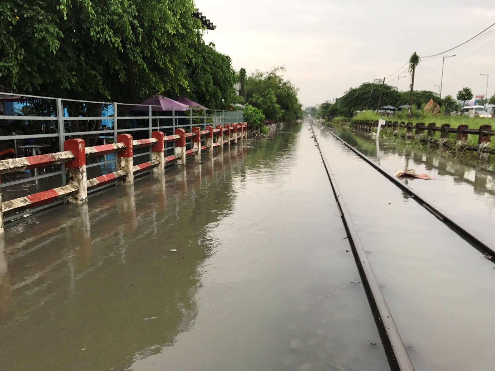 Đường sắt đứt đoạn sau bão, khách phải trung chuyển bằng ô tô - Ảnh 1.