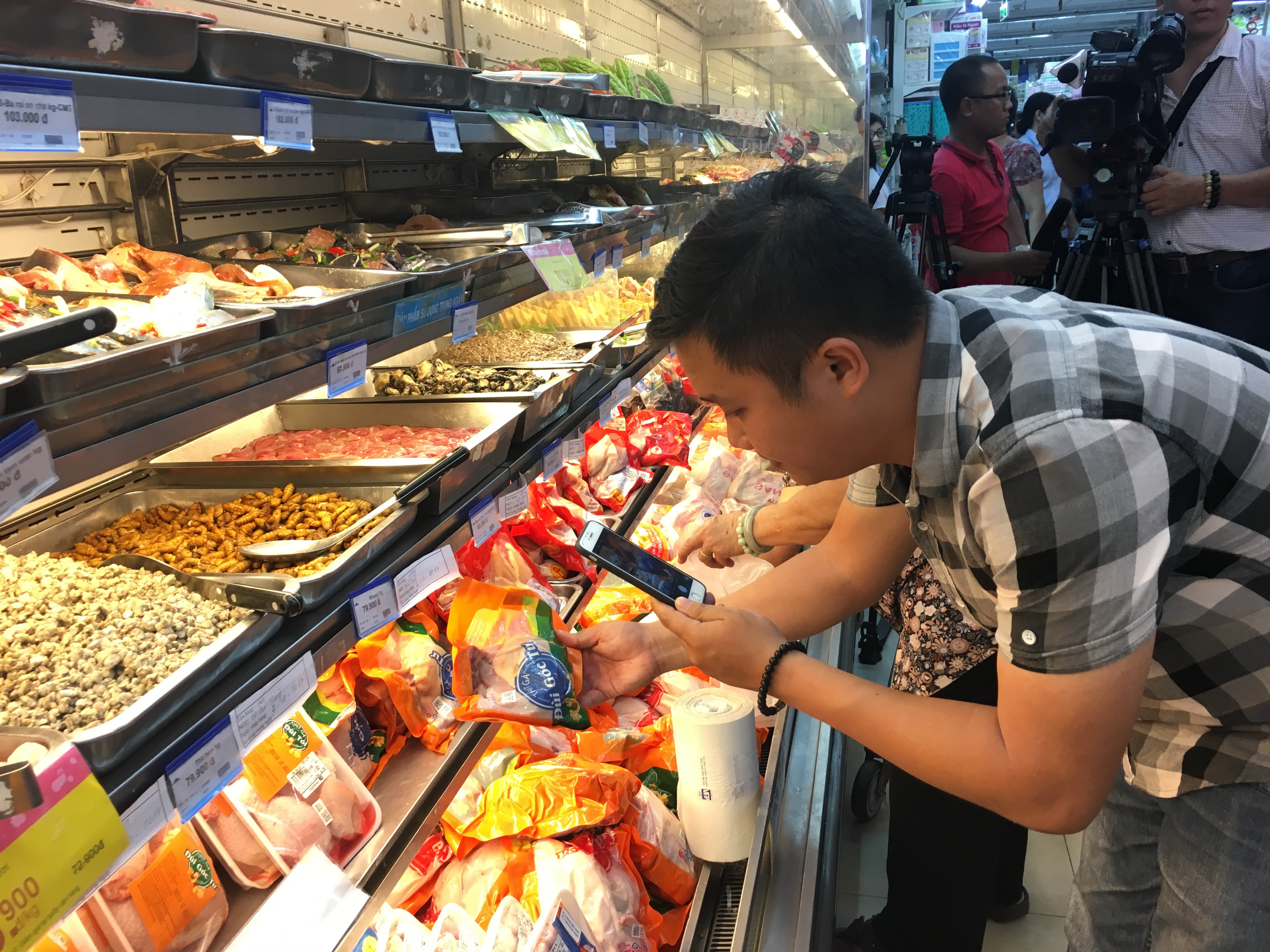 TP HCM đồng loạt dán tem thịt, trứng gia cầm