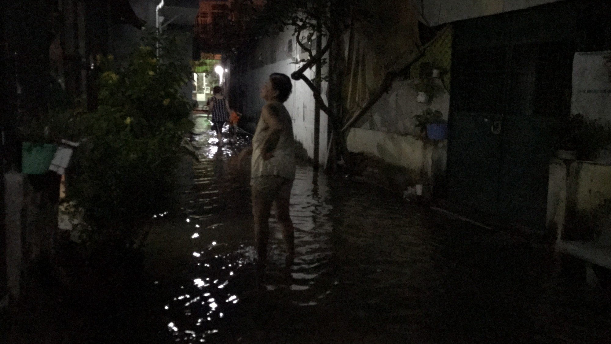 Kh&ocirc;ng mưa, khu gi&agrave;u nhất S&agrave;i G&ograve;n vẫn l&ecirc;nh l&aacute;ng nước - Ảnh 5.