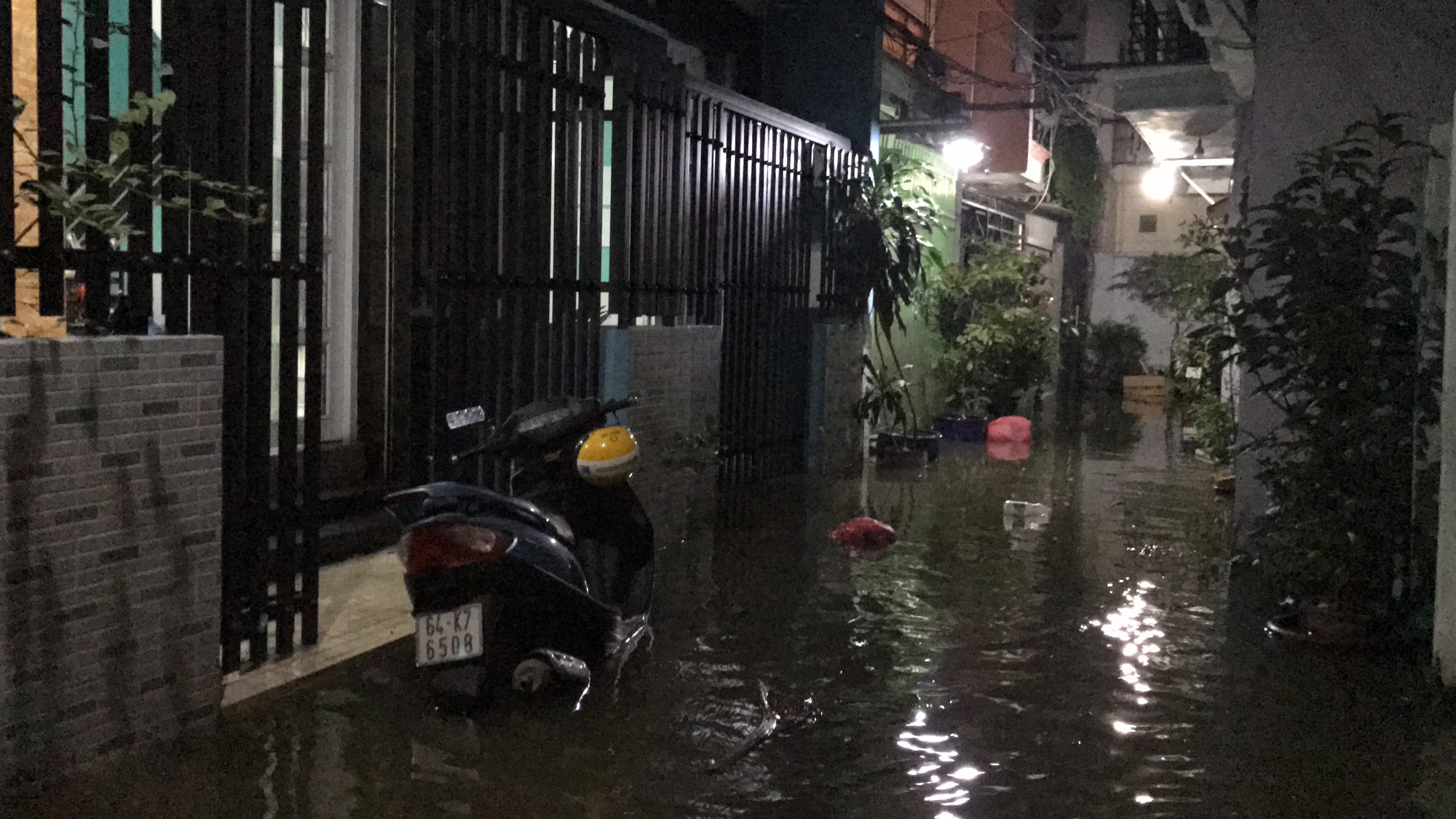Kh&ocirc;ng mưa, khu gi&agrave;u nhất S&agrave;i G&ograve;n vẫn l&ecirc;nh l&aacute;ng nước - Ảnh 6.