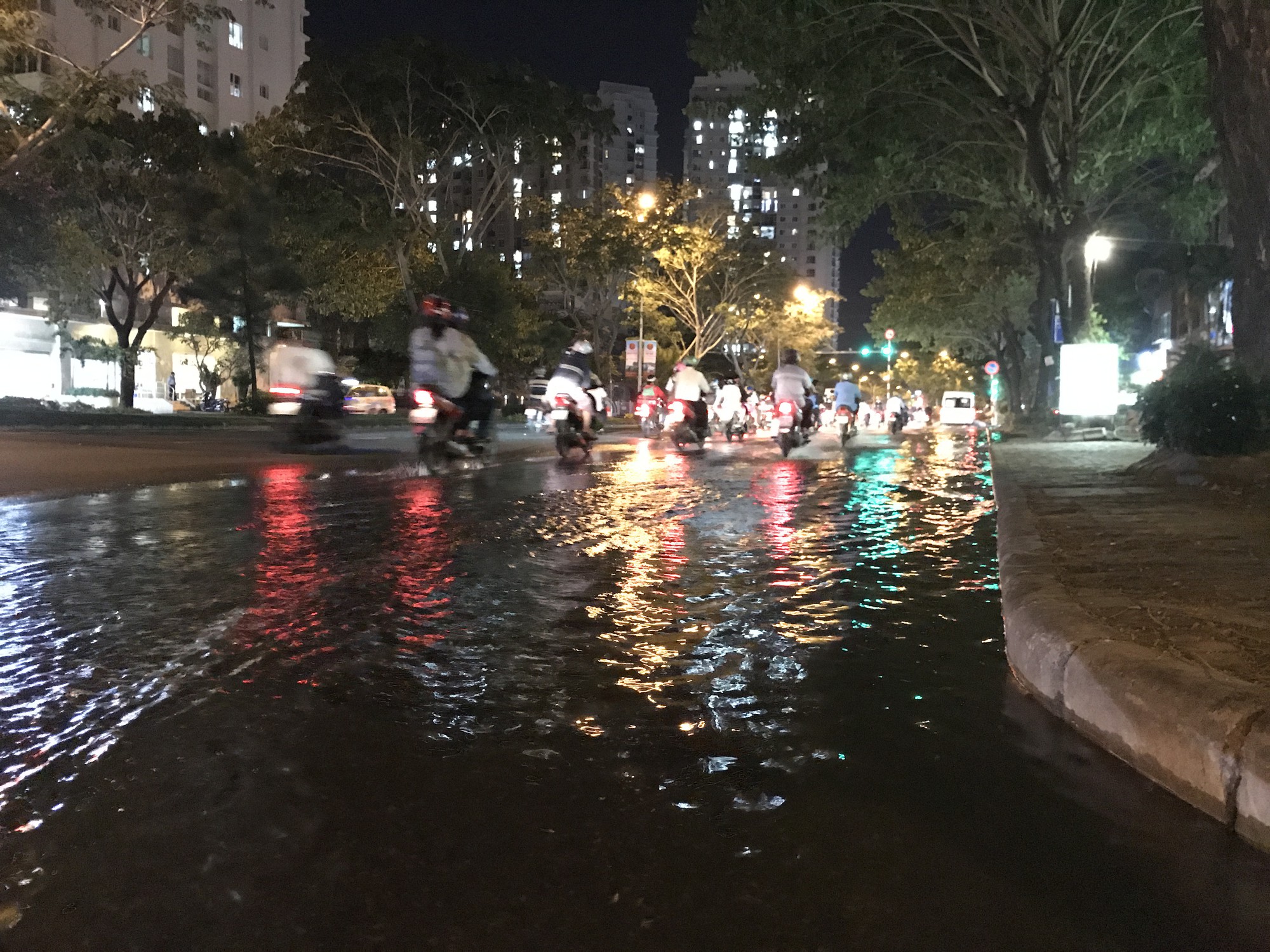 Kh&ocirc;ng mưa, khu gi&agrave;u nhất S&agrave;i G&ograve;n vẫn l&ecirc;nh l&aacute;ng nước - Ảnh 3.