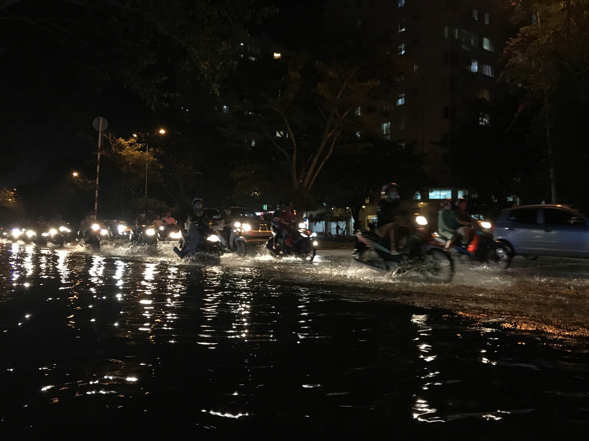 Kh&ocirc;ng mưa, khu gi&agrave;u nhất S&agrave;i G&ograve;n vẫn l&ecirc;nh l&aacute;ng nước - Ảnh 4.