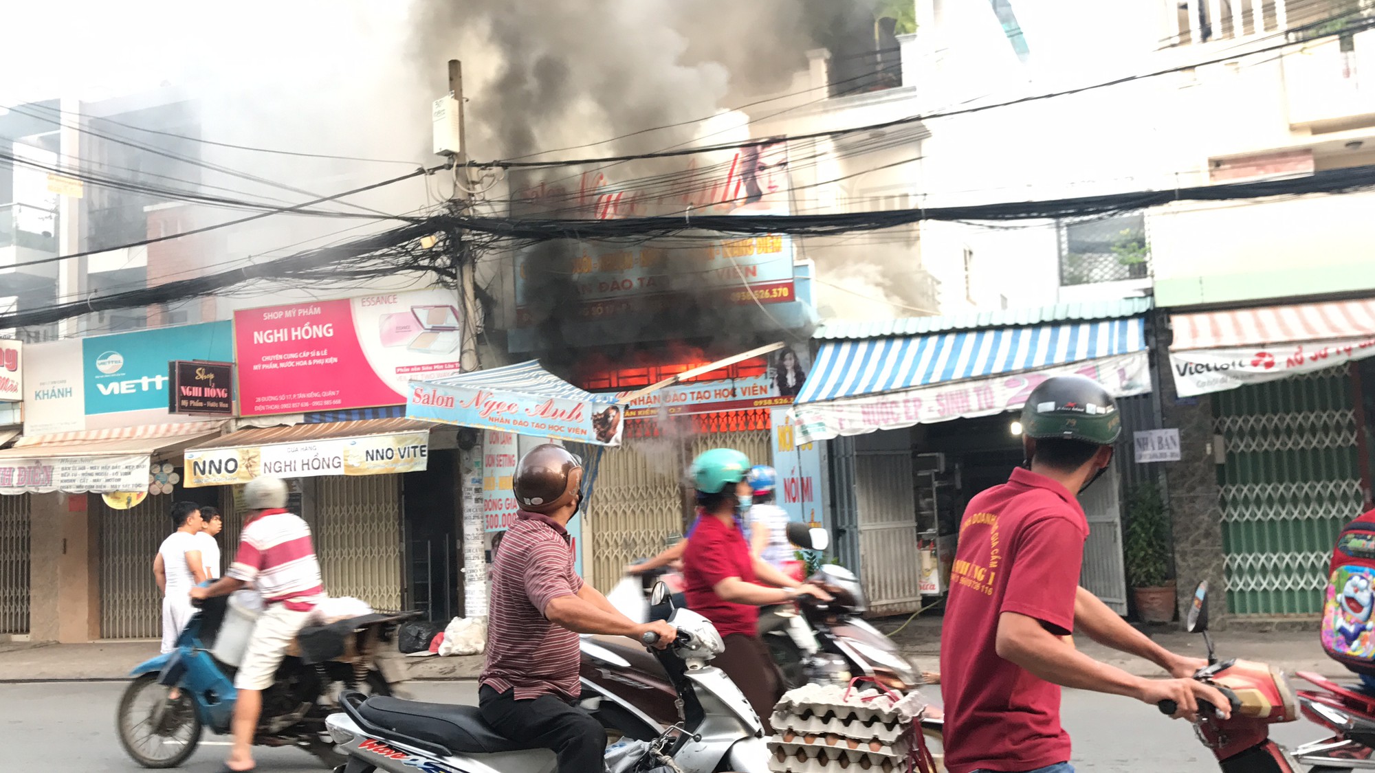VIDEO xe tải tông sập cửa cứu căn nhà rực lửa ở Sài Gòn