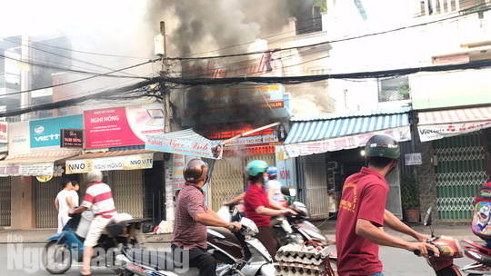 Giây phút tài xế xe tải tông sập cửa cứu căn nhà cháy - Ảnh 2.