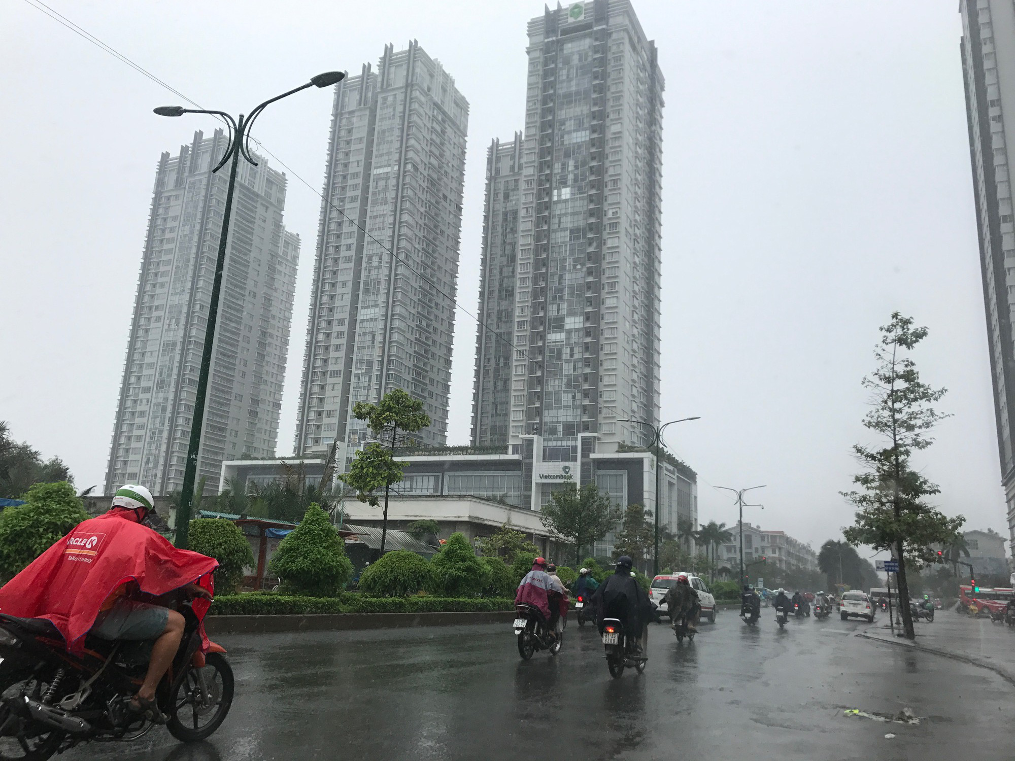 Mưa to, thủy triều cùng lúc "tấn công" nhiều nơi ở TP HCM