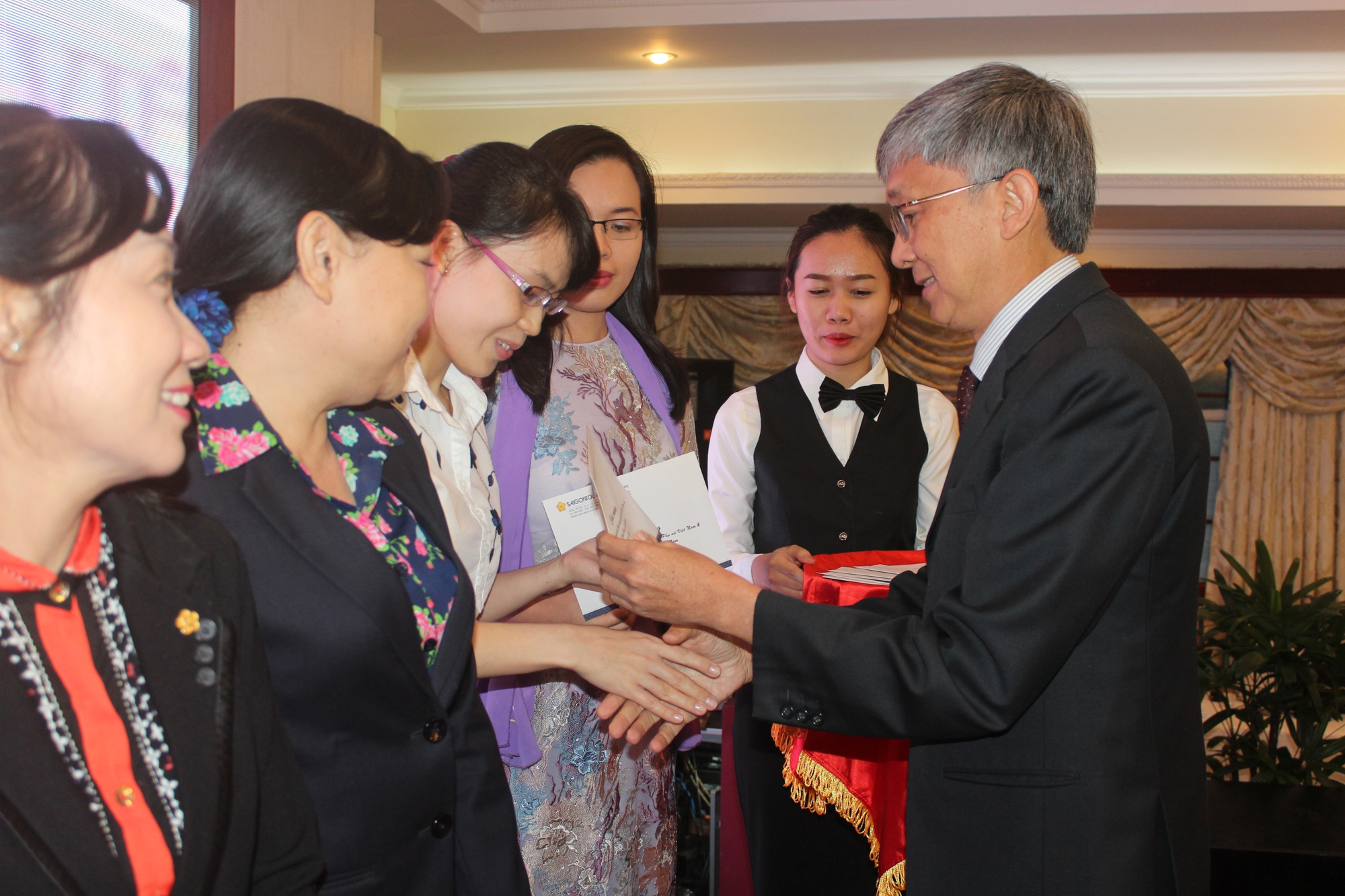 Nhiều hoạt động chăm lo cho lao động nữ - Ảnh 2.