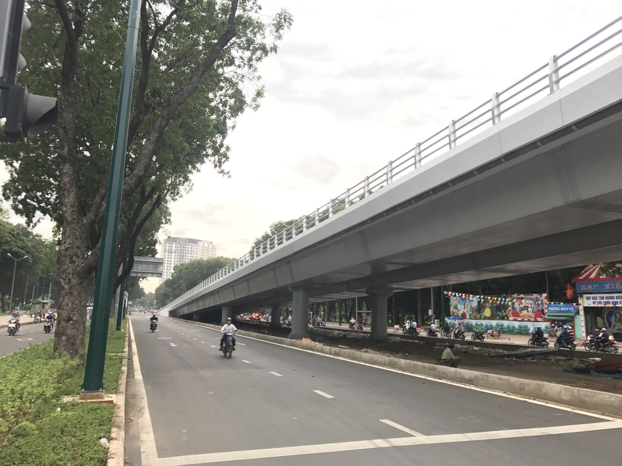 Nh&aacute;nh cầu cửa ng&otilde; T&acirc;n Sơn Nhất vừa th&ocirc;ng, xe vẫn kẹt - Ảnh 10.