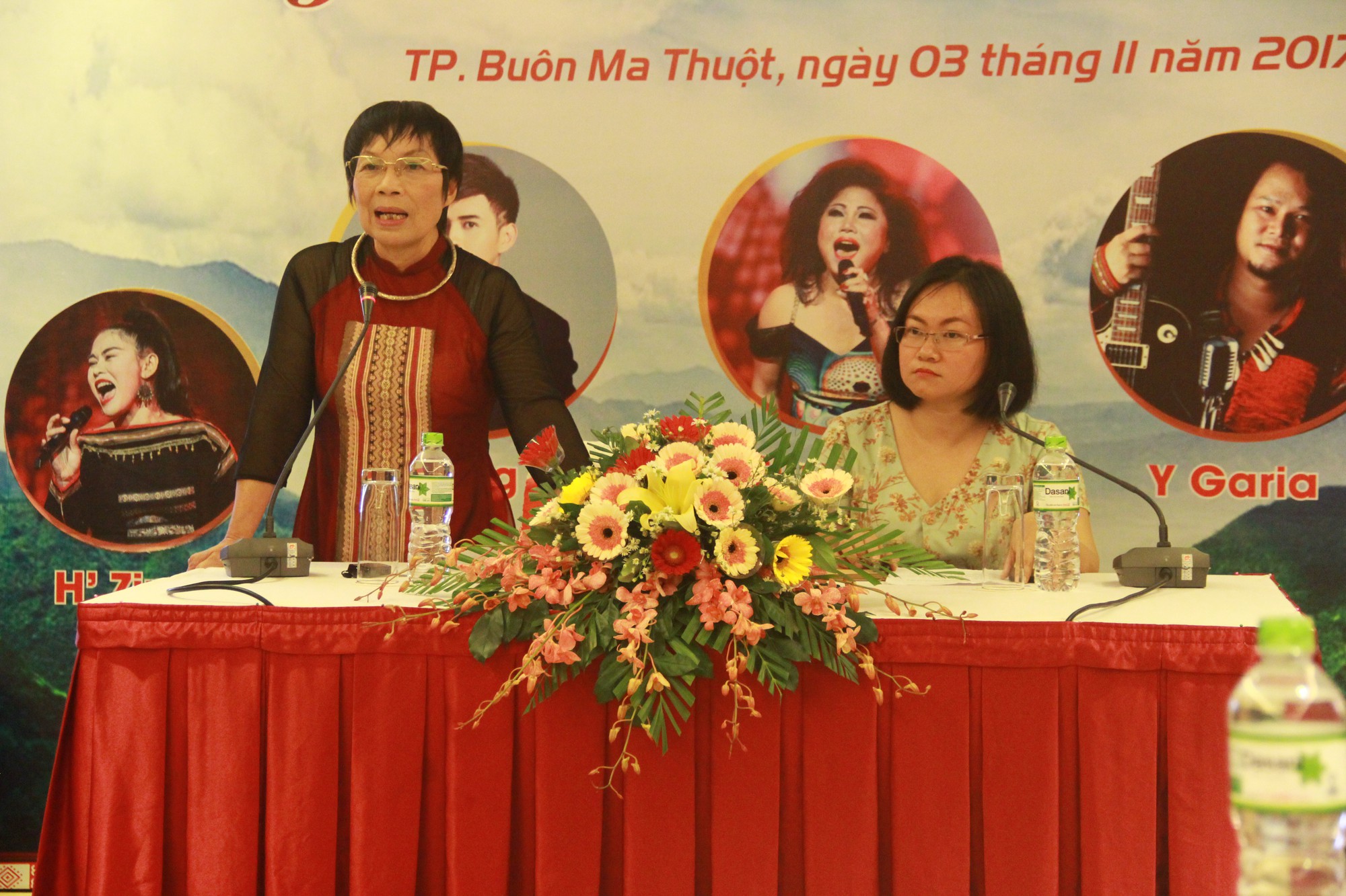 Một gia đ&igrave;nh mời nhiều ca sĩ nổi tiếng h&aacute;t g&acirc;y quỹ khuyến học - Ảnh 1.