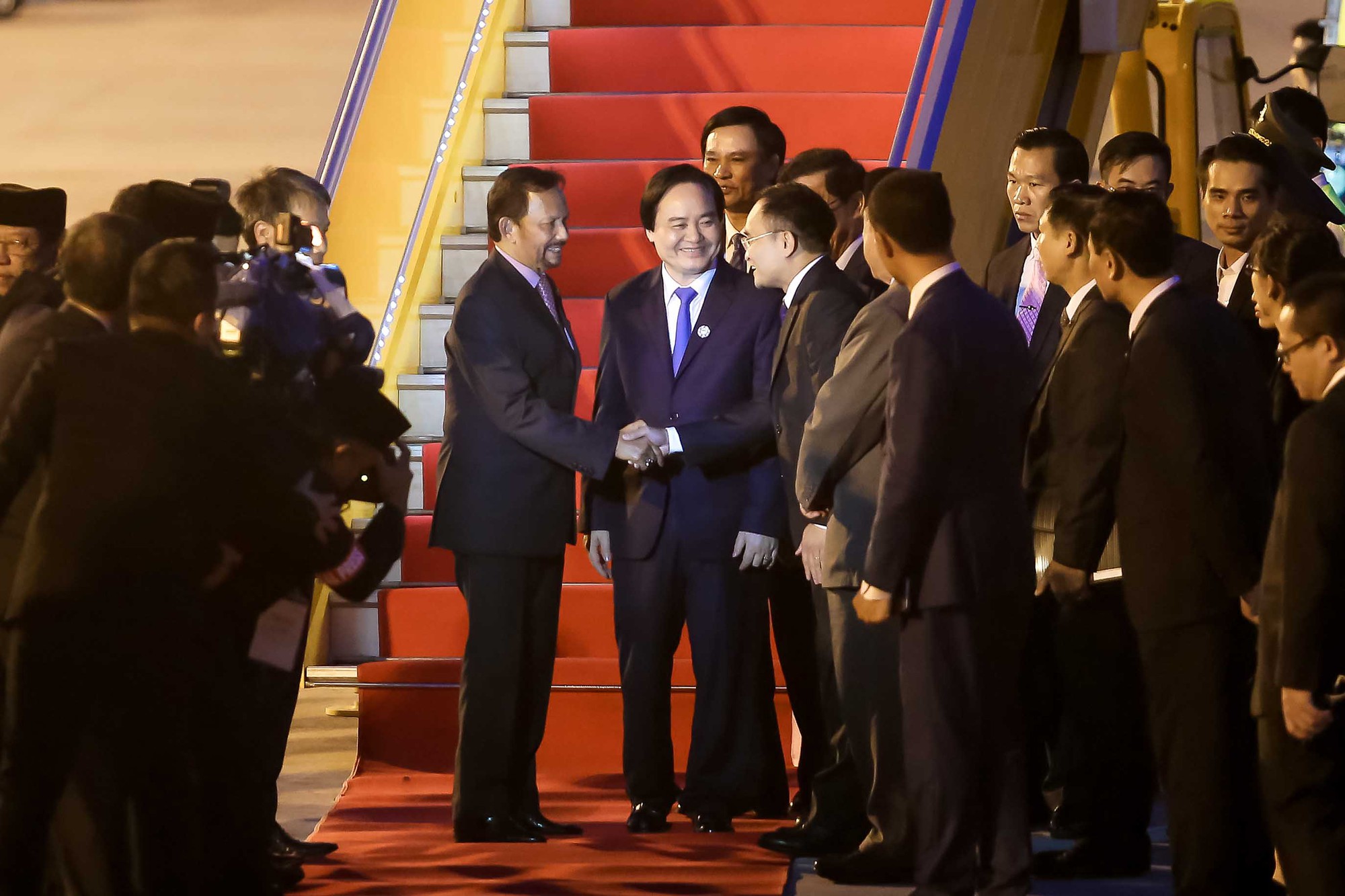 Vua Brunei tự lái chuyên cơ tới Đà Nẵng - Ảnh 9.