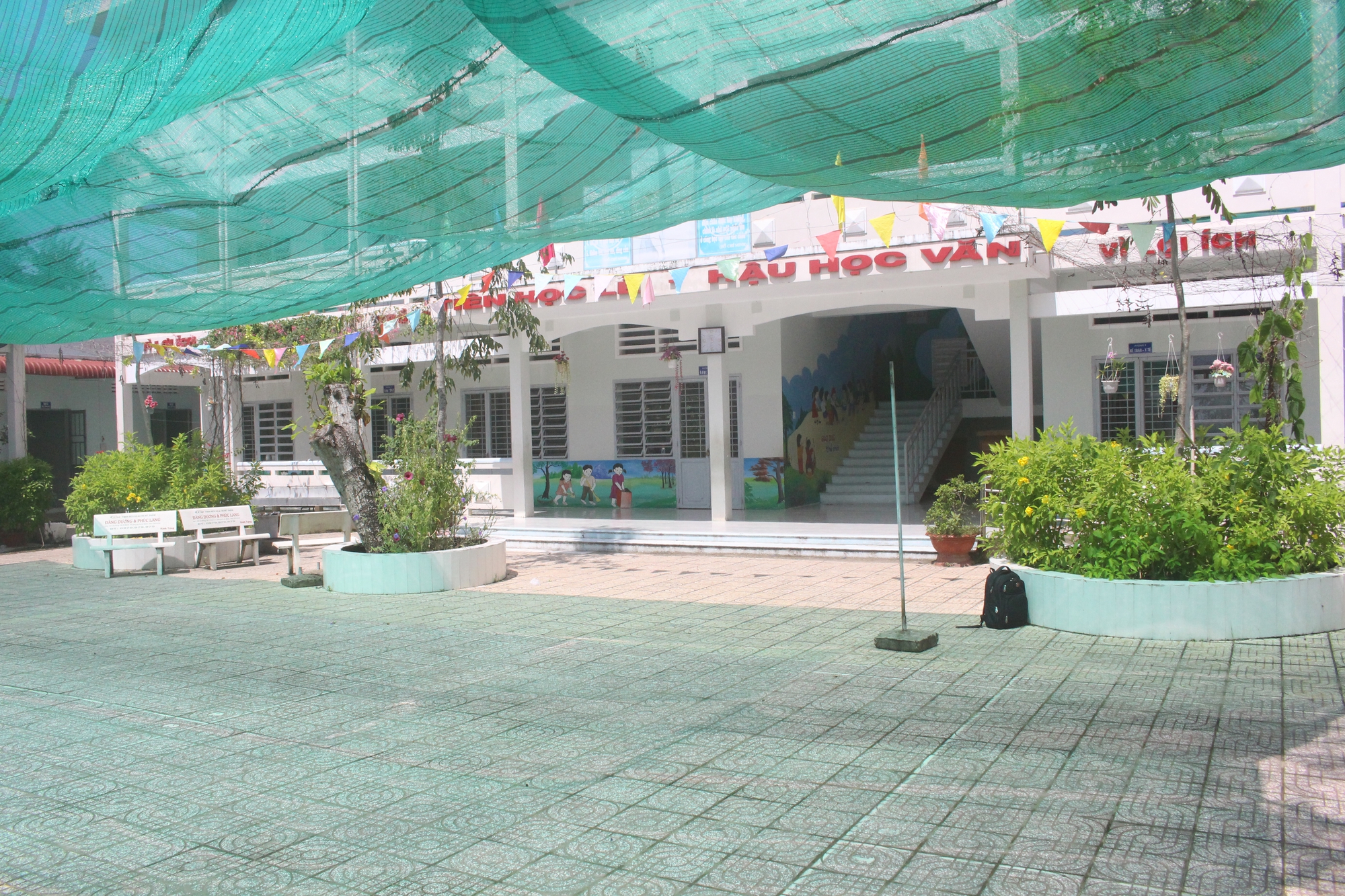 Hiệu trưởng và giáo viên trường tiểu học nghỉ dạy để đi du lịch
