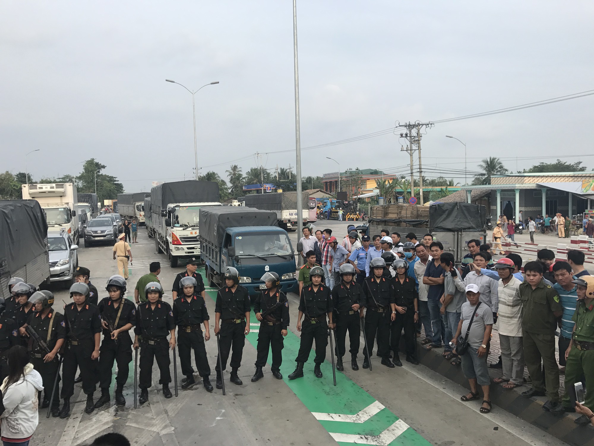Toàn cảnh BOT Cai Lậy thất thủ khi thu phí trở lại - Ảnh 9.