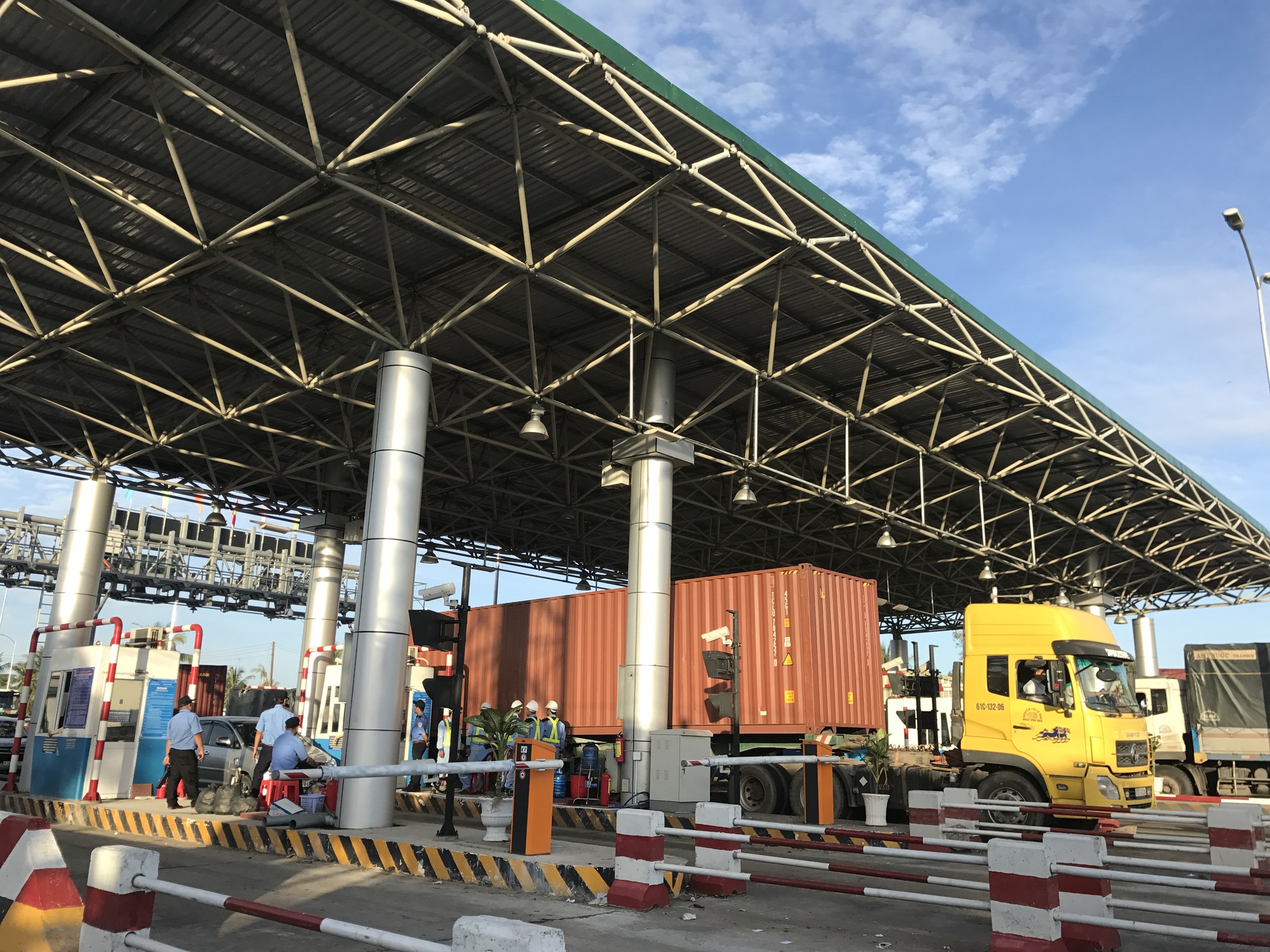 Xuất hiện người lạ tại Trạm BOT Cai Lậy - Ảnh 2.