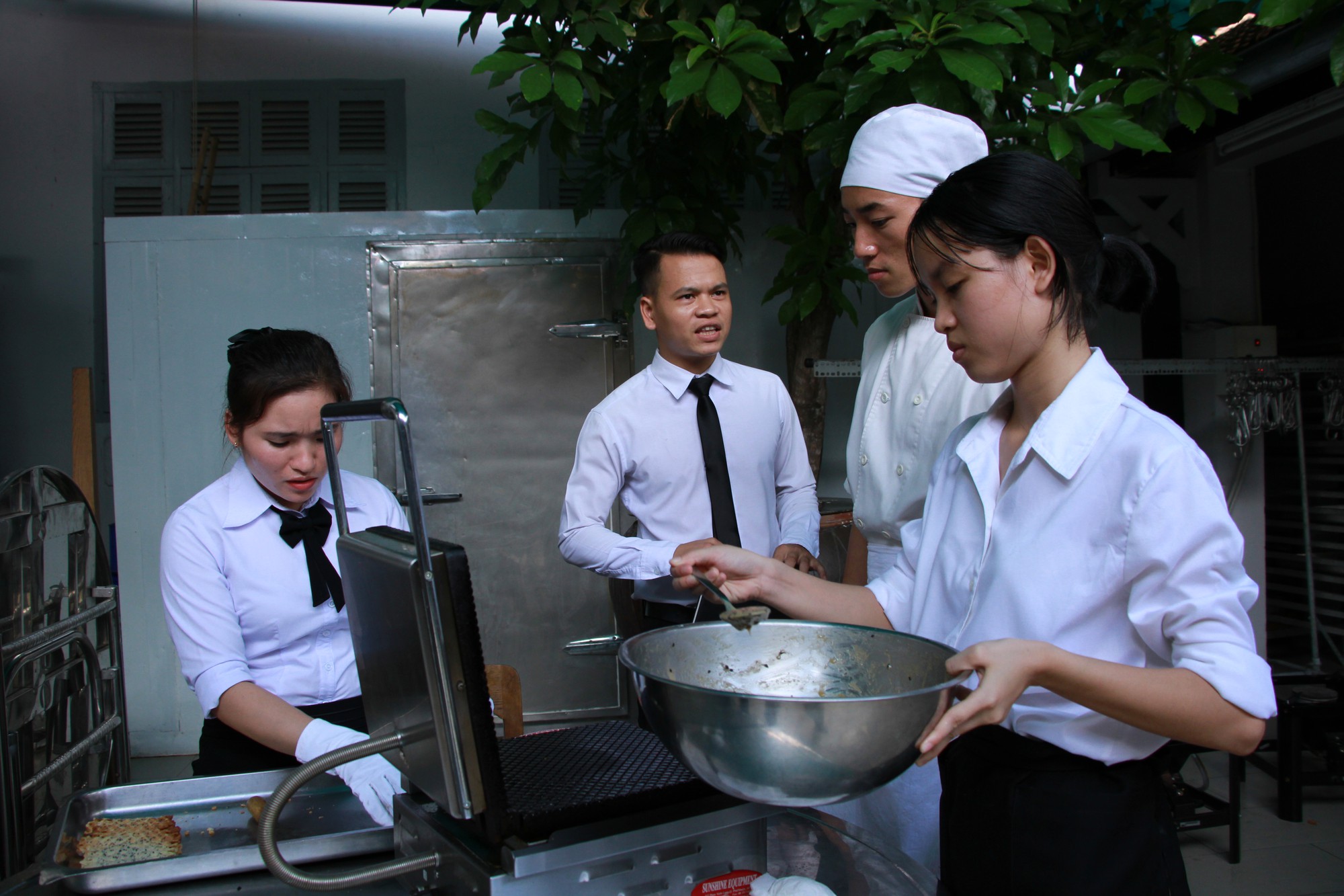 Trường 200 người ngồi không, sao tự chủ được!