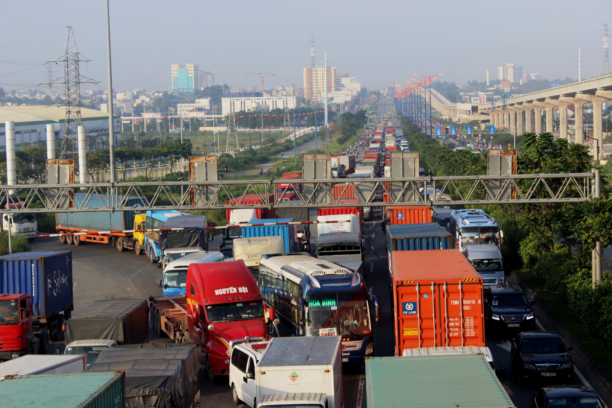 Doanh nghiệp "phải bán tháo xe vì đường kẹt"