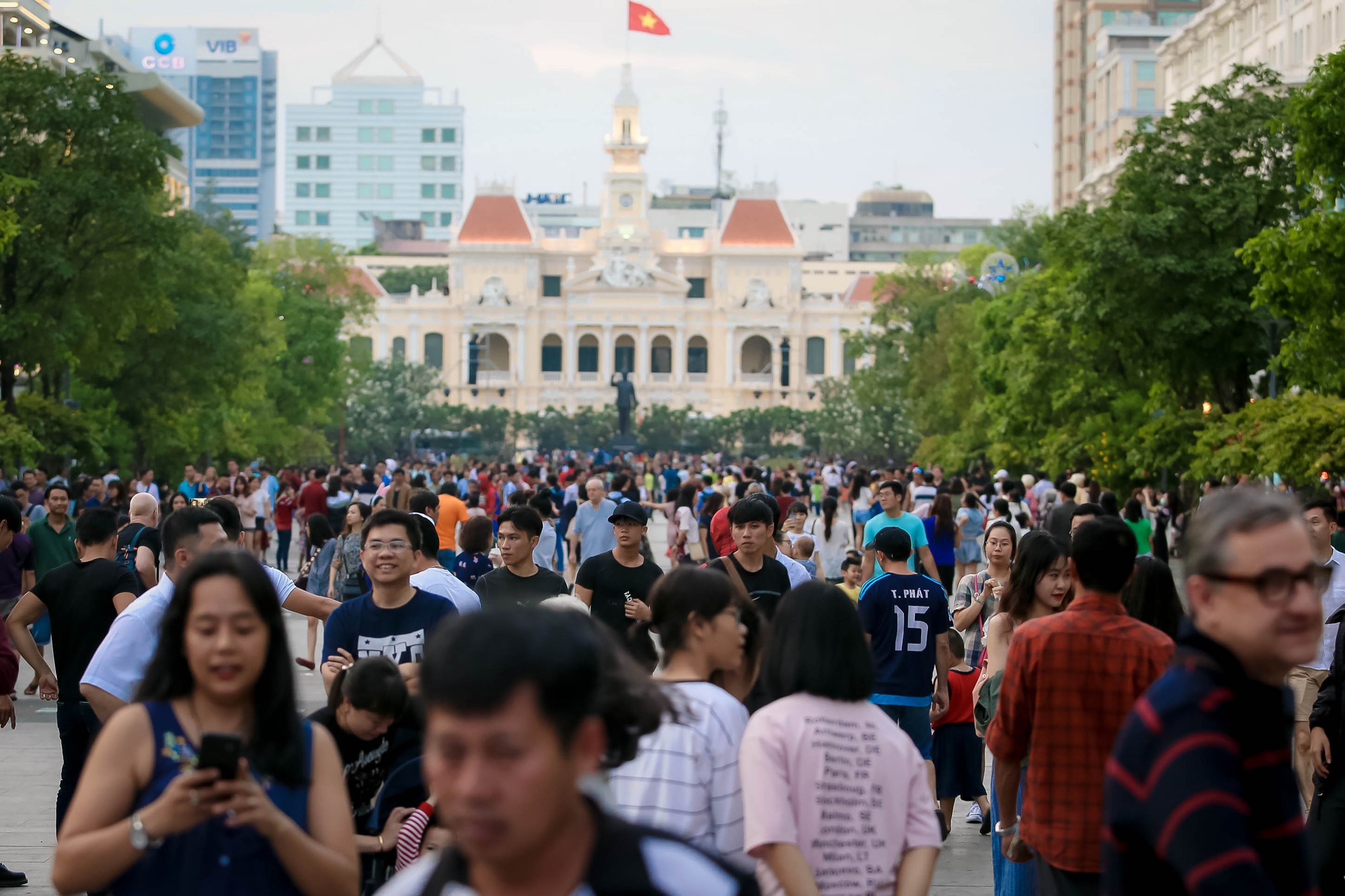 &ldquo;Biển người&rdquo; đổ về Phố đi bộ Nguyễn Huệ đ&oacute;n năm mới - Ảnh 1.