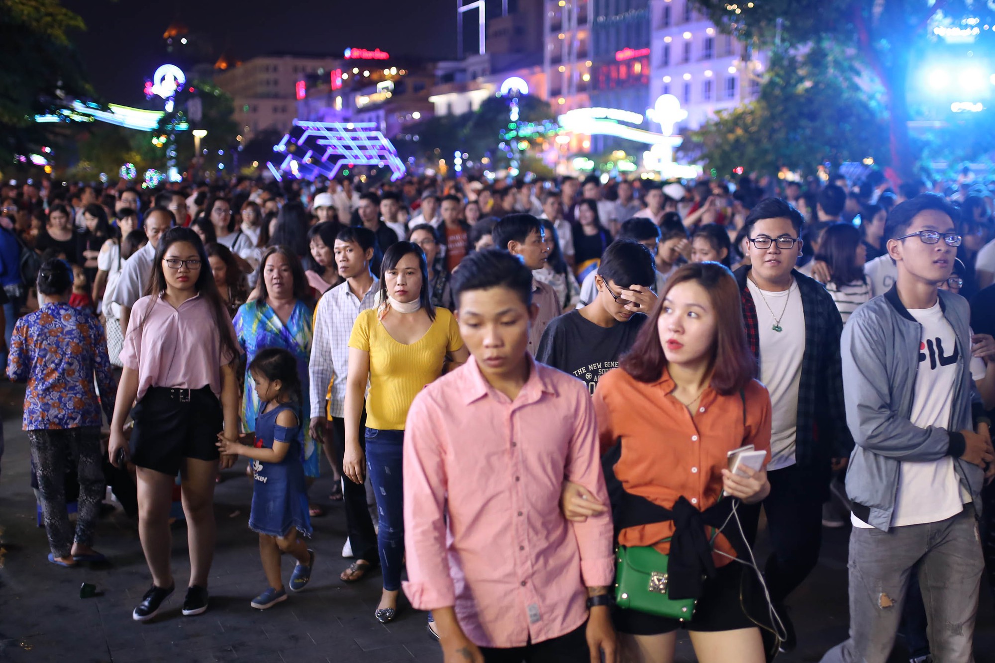 &ldquo;Biển người&rdquo; đổ về Phố đi bộ Nguyễn Huệ đ&oacute;n năm mới - Ảnh 12.