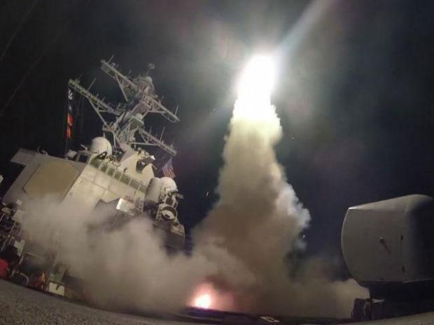 
H&igrave;nh ảnh Mỹ ph&oacute;ng t&ecirc;n lửa tấn c&ocirc;ng căn cứ kh&ocirc;ng qu&acirc;n Syria. Ảnh: Independent
