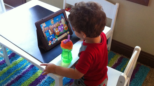 Nếu không thể cấm, đây là cách giúp trẻ dùng Ipad hiệu quả