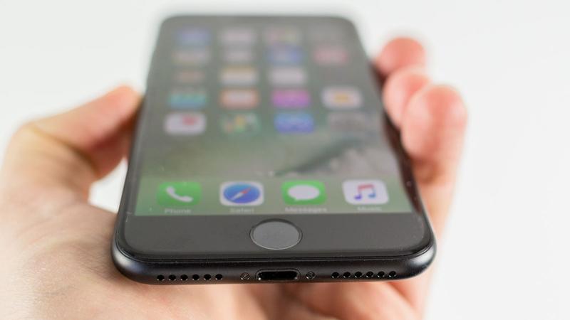iPhone 7 thành 'cục gạch' khi tự sửa phím Home