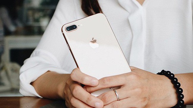 Khách hàng đặt cọc mua iPhone 8 sụt giảm mạnh