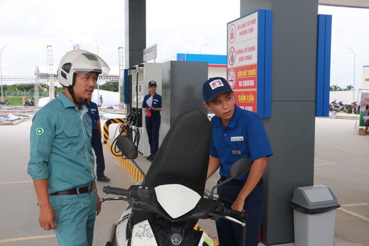 Thực hư chuyện cấm công chức Hà Nội đổ xăng tại trạm xăng Nhật
