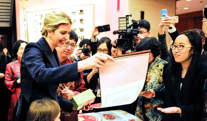 C&ocirc; Ivanka Trump (tr&aacute;i) dự sự kiện mừng Tết Nguy&ecirc;n đ&aacute;n tại đại sứ qu&aacute;n Mỹ ở Washington h&ocirc;m 1-2. Ảnh: T&acirc;n Hoa X&atilde;