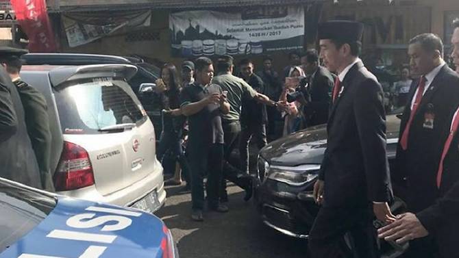 Tổng thống Indonesia đi bộ hơn 2 km vì kẹt xe