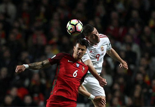 Jose Fonte tranh chấp quyết liệt với Adam Szalaj