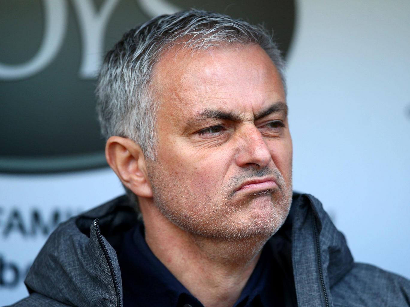 Mourinho cấm học trò dùng mạng xã hội trước trận