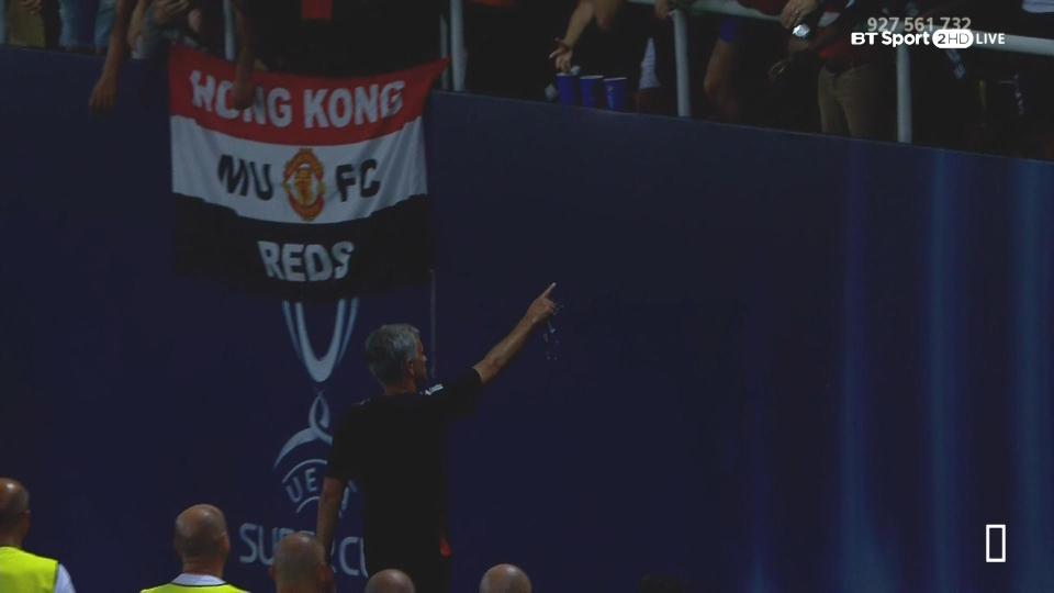Mourinho tặng huy chương Siêu cúp cho fan