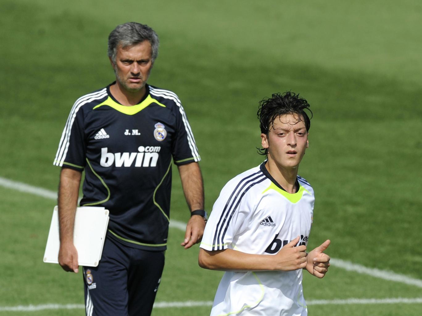 HLV Mourinho và Ozil khi còn ở Real Madrid