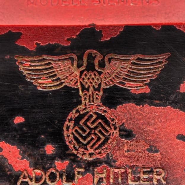 Tên trùm phát xít Hitler trên chiếc điện thoại. Ảnh: EPA
