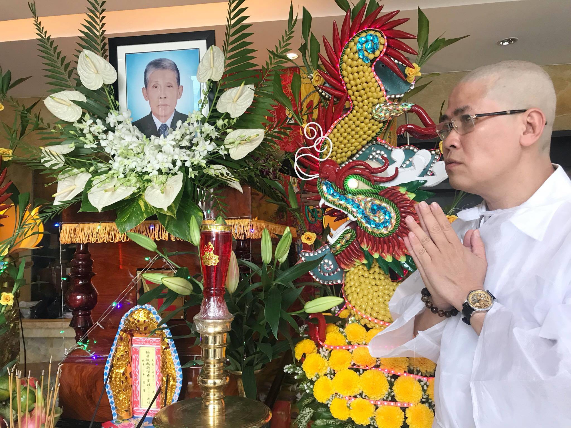 NS Phước Sang xuống tóc thọ tang cha - Ảnh 1.