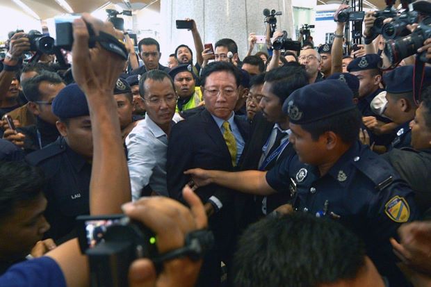 &Ocirc;ng Kang Chol trong v&ograve;ng v&acirc;y b&aacute;o giới tại s&acirc;n bay Kuala Lumpur chiều tối 6-3. Ảnh: Bernama