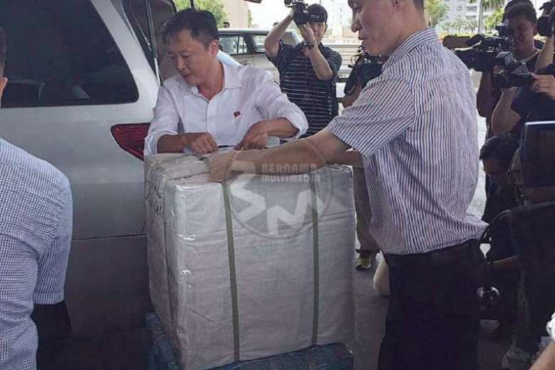 H&agrave;nh l&yacute; của &ocirc;ng Kang. Ảnh: Bernama