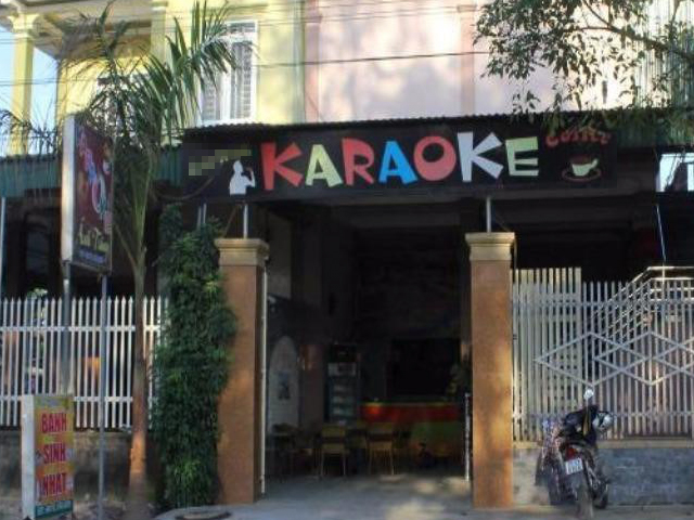 Ép nữ sinh lớp 11 đang đi học vào quán karaoke giở trò đồi bại