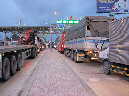 Rối loạn ở trạm thu phí Cai Lậy - Ảnh 1.