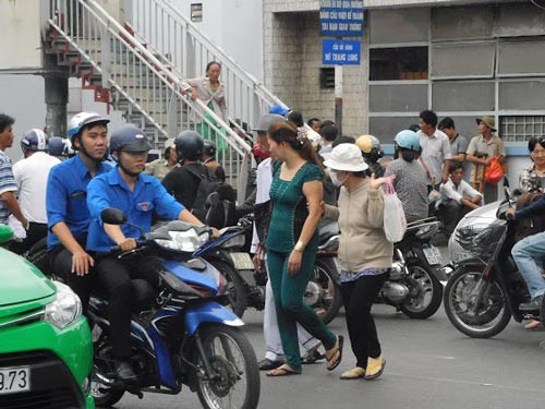 Đi bộ sai luật có nguy cơ ngồi tù 15 năm