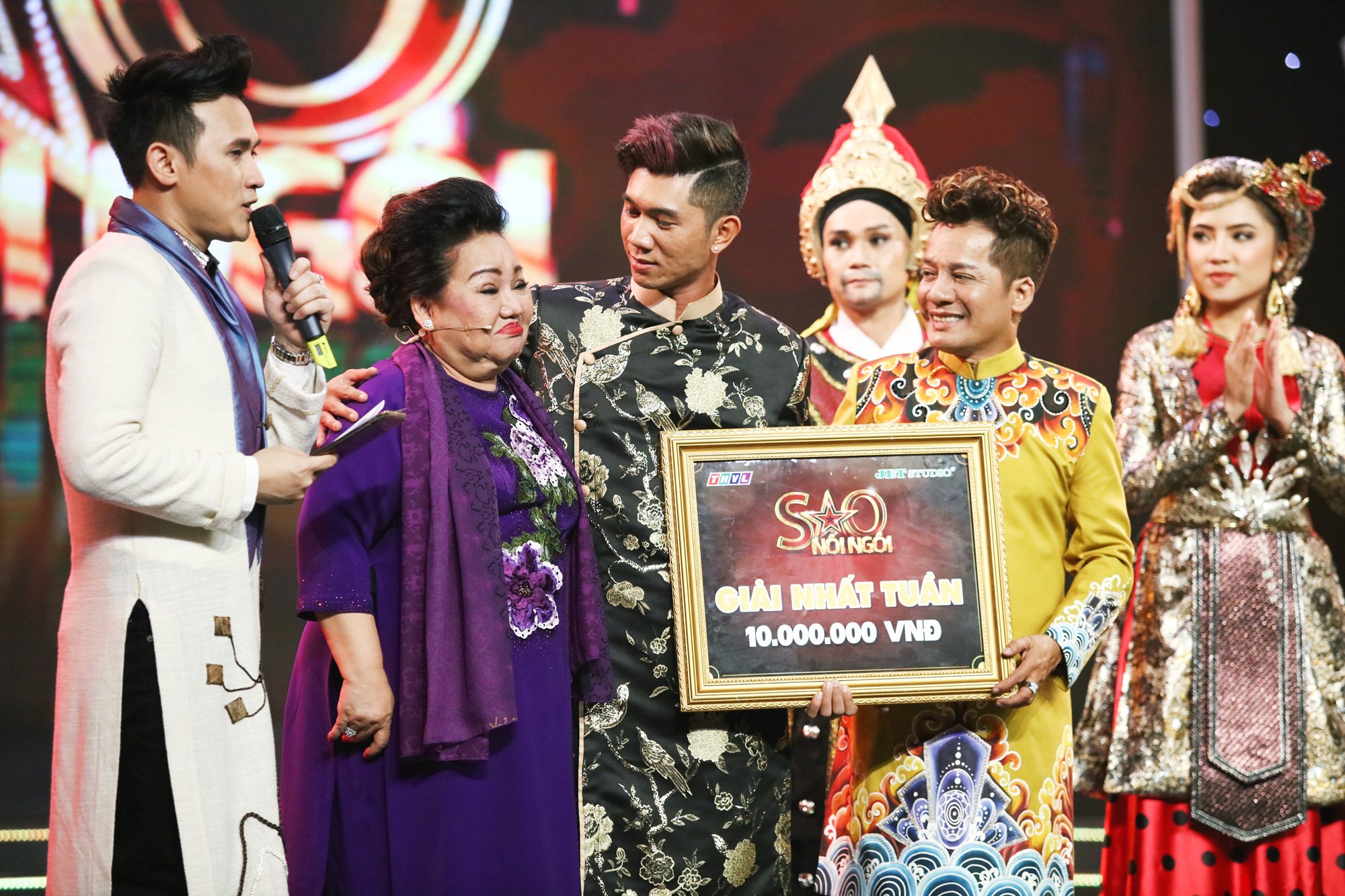 Lương Bằng Quang thắng nhất tuần, trao hết tiền thưởng cho Mai Xuân Thy
