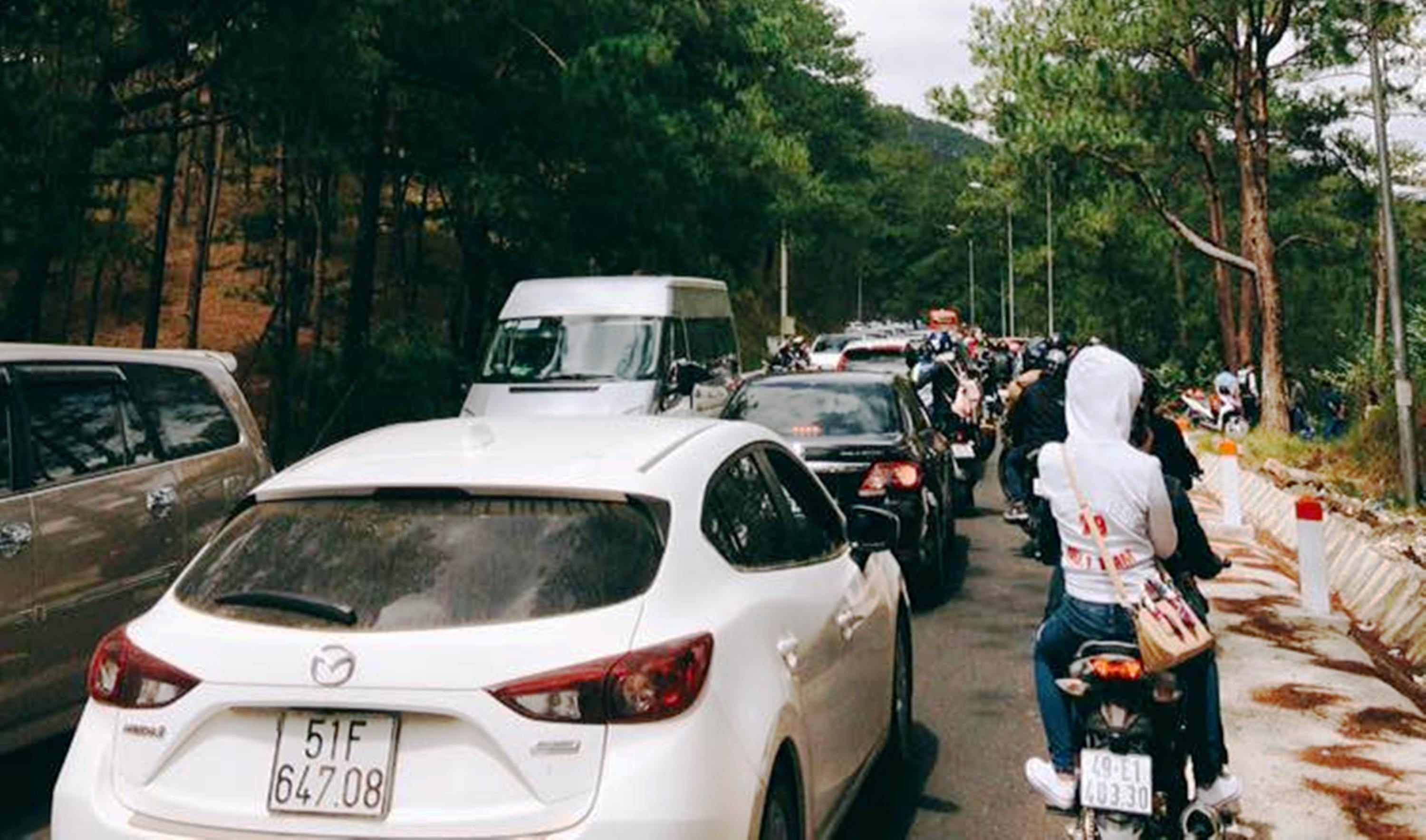 Hàng ngàn lượt xe hướng quốc lộ 27C từ TP Nha Trang đi Đà Lạt ngày mùng 5 Tết.