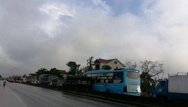 Các phương tiện qua đoạn đường này bị tắc nghẽn hàng giờ đồng hồ