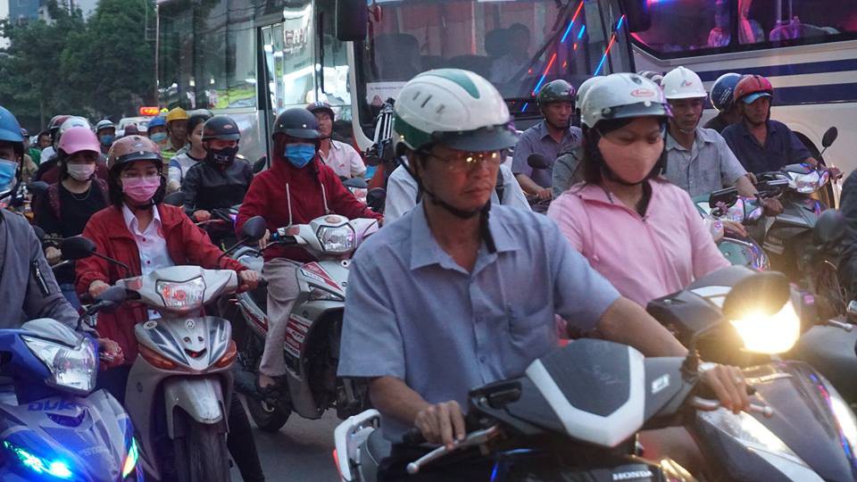 Người dân ùn ùn rời Sài Gòn, về quê nghỉ Tết Dương lịch - Ảnh 14.