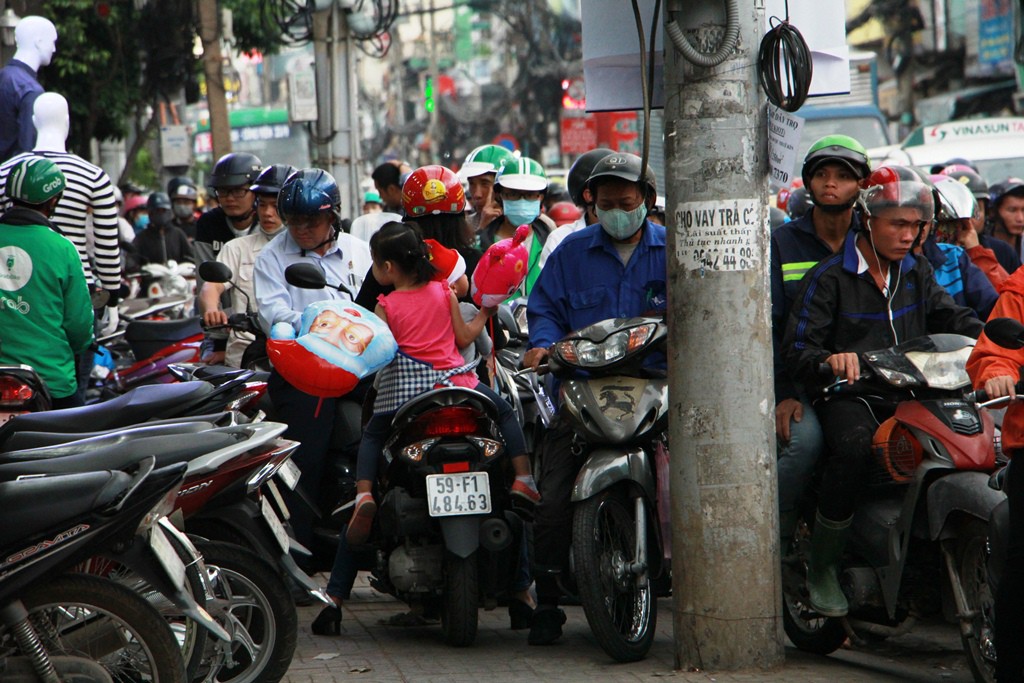Kẹt cứng trước chợ Hòa Hưng, xe buýt 30 phút mới thoát thân - Ảnh 2.