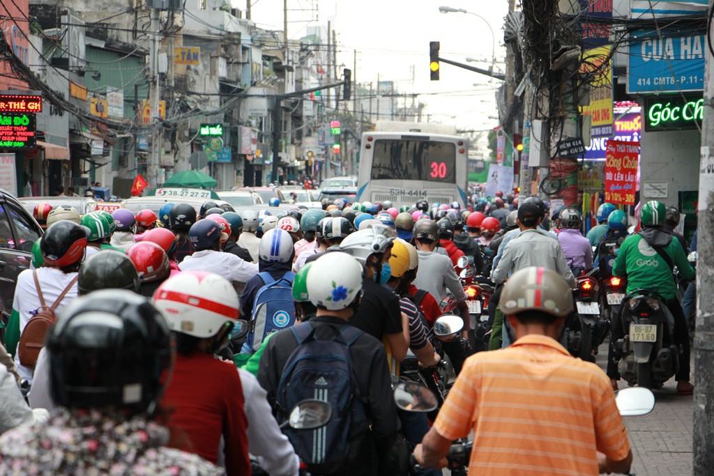 Kẹt cứng trước chợ Hòa Hưng, xe buýt 30 phút mới thoát thân - Ảnh 1.
