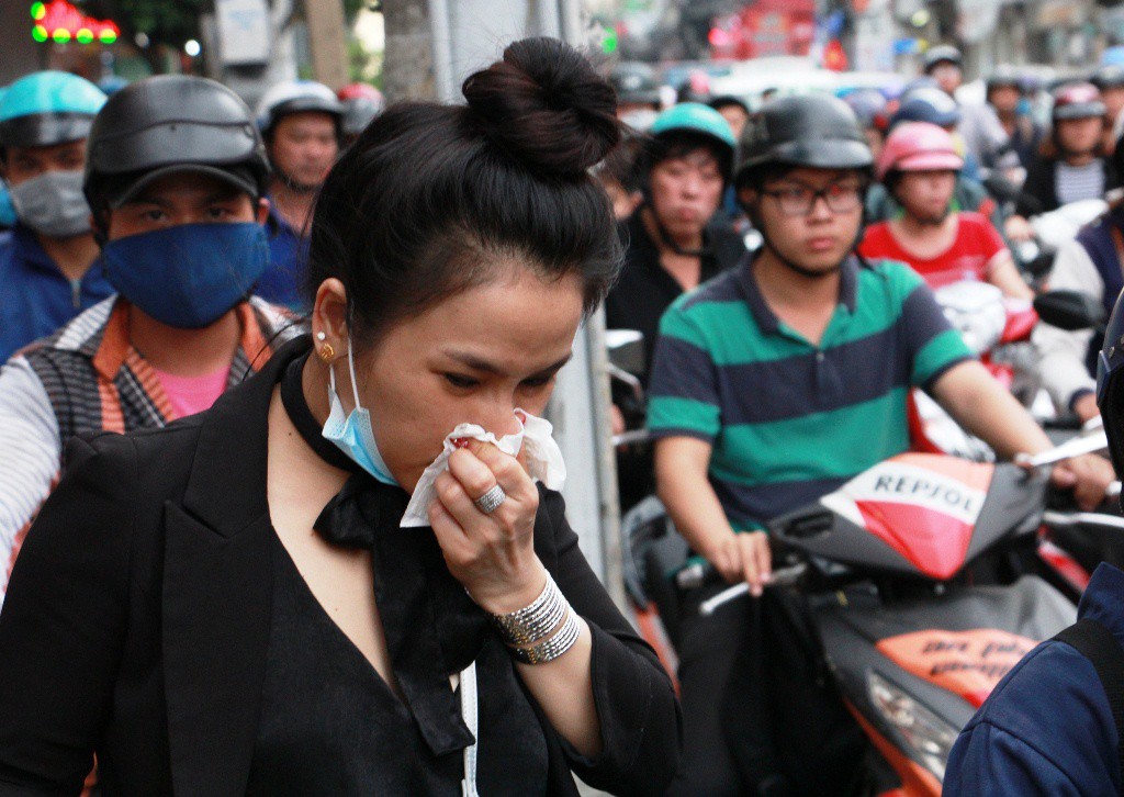 Kẹt cứng trước chợ Hòa Hưng, xe buýt 30 phút mới thoát thân