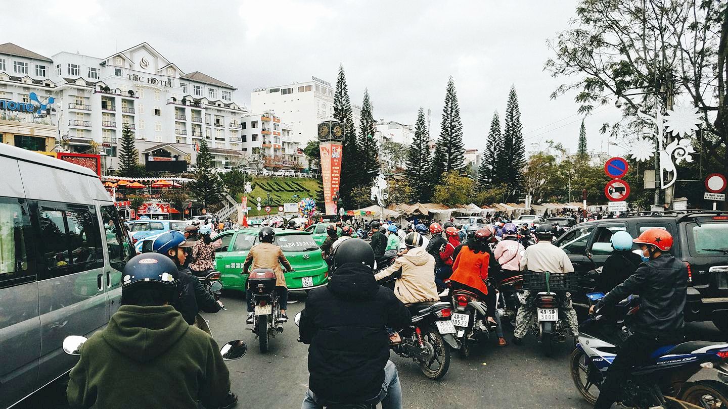 Du khách ùn ùn đổ về Đà Lạt, giao thông kẹt cứng